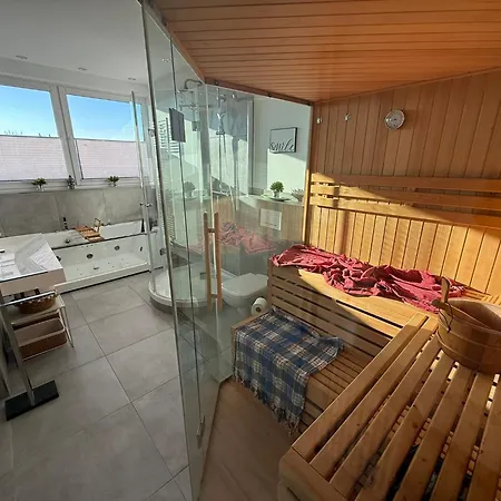 Penthouse Mit Sauna, Jacuzzi & Tischkicker