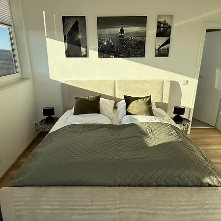 Penthouse Mit Sauna, Jacuzzi & Tischkicker Apartmán *