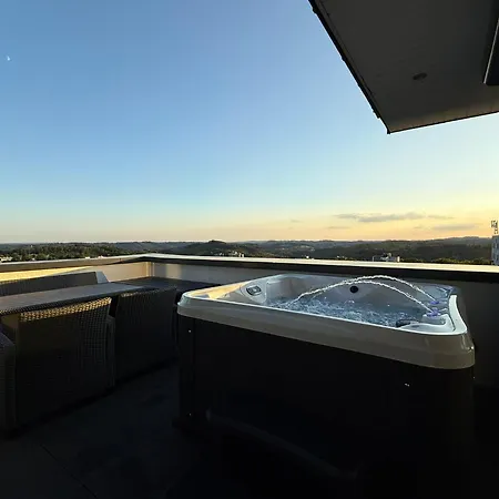 Penthouse Mit Sauna, Jacuzzi & Tischkicker *