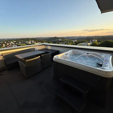 Penthouse Mit Sauna, Jacuzzi & Tischkicker *