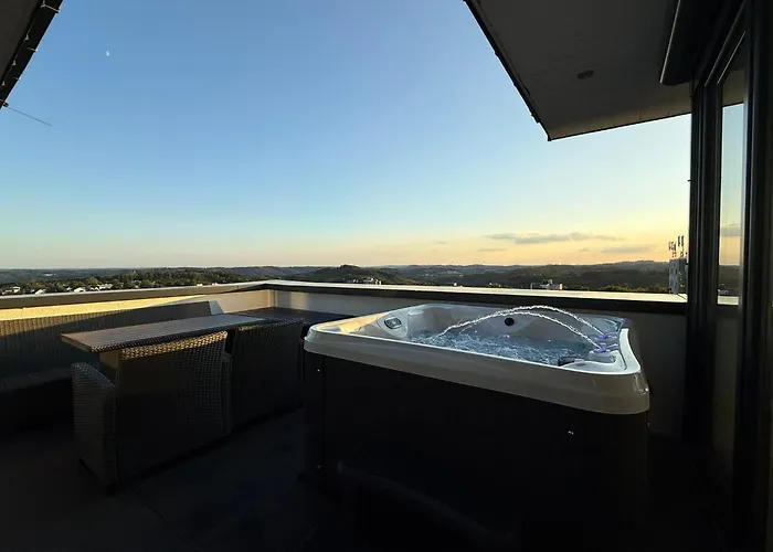 Penthouse Mit Sauna, Jacuzzi & Tischkicker *